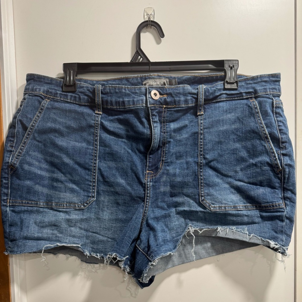 Torrid Womens Plus Size 20 Medium Wash Frayed Raw Hem Denim Shorts 14922688